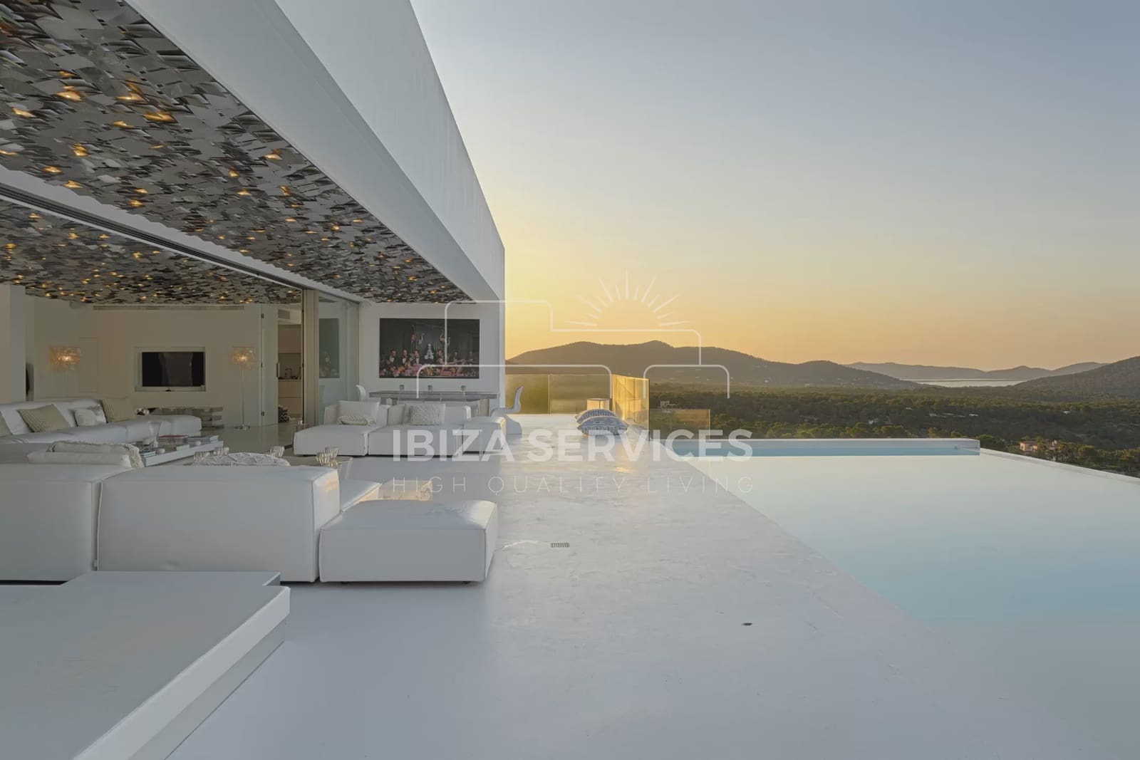 6 slaapkamer Villa voor vakantieverhuur in Es Cubells met zwembad - € 19.278 (Ref: 8659843)