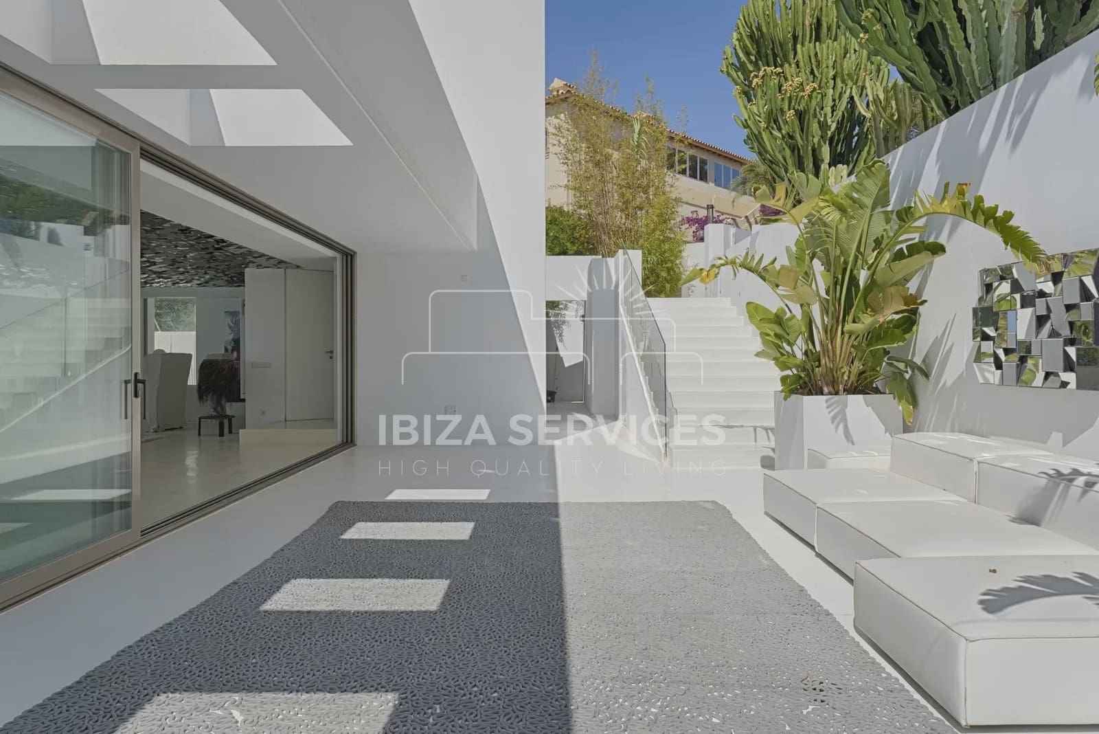 6 slaapkamer Villa voor vakantieverhuur in Es Cubells met zwembad - € 19.278 (Ref: 8659843)