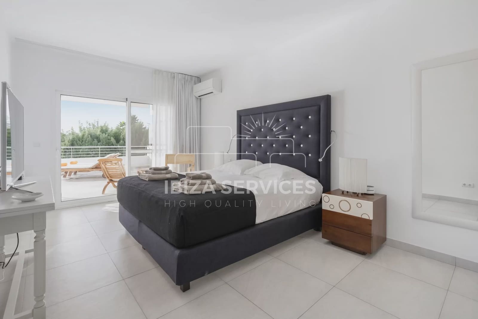 5 slaapkamer Villa voor vakantieverhuur in Can Furnet met zwembad garage - € 8.400 (Ref: 8659851)