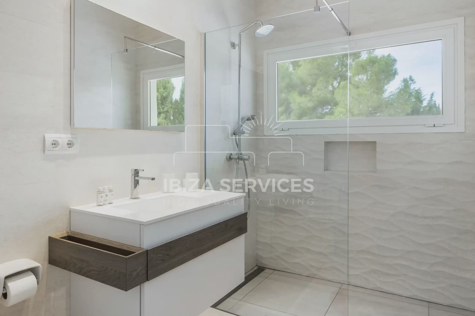 5 slaapkamer Villa voor vakantieverhuur in Can Furnet met zwembad garage - € 8.400 (Ref: 8659851)