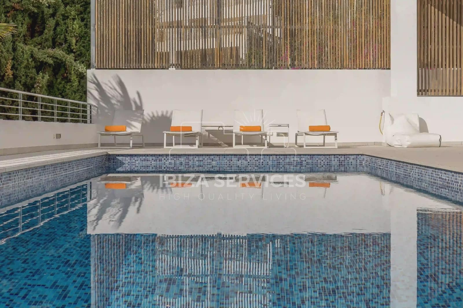 5 slaapkamer Villa voor vakantieverhuur in Can Furnet met zwembad garage - € 8.400 (Ref: 8659851)