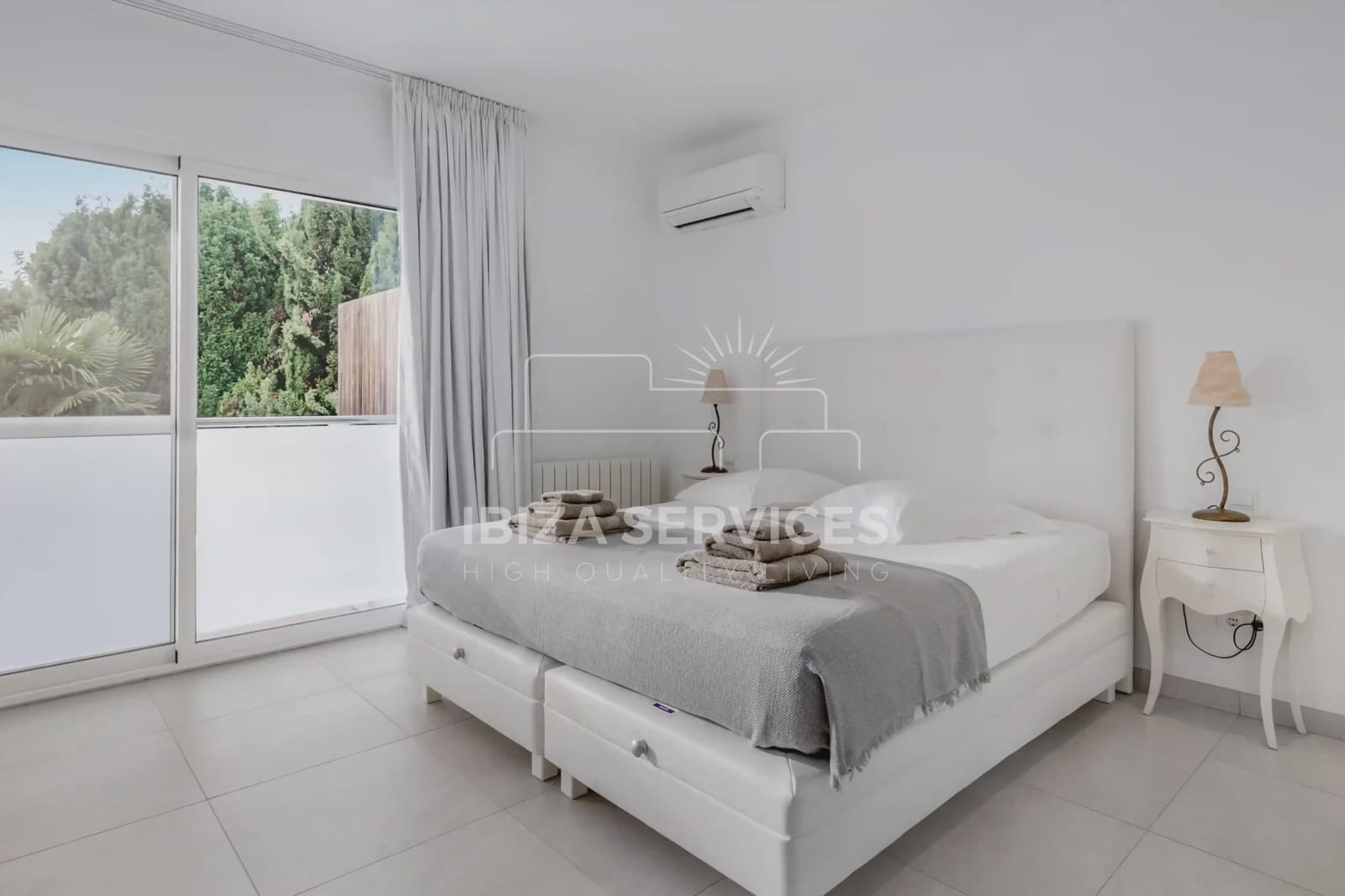 5 slaapkamer Villa voor vakantieverhuur in Can Furnet met zwembad garage - € 8.400 (Ref: 8659851)