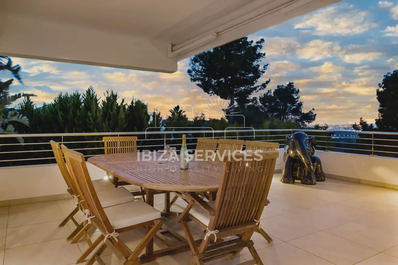 5 slaapkamer Villa voor vakantieverhuur in Can Furnet met zwembad garage - € 8.400 (Ref: 8659851)