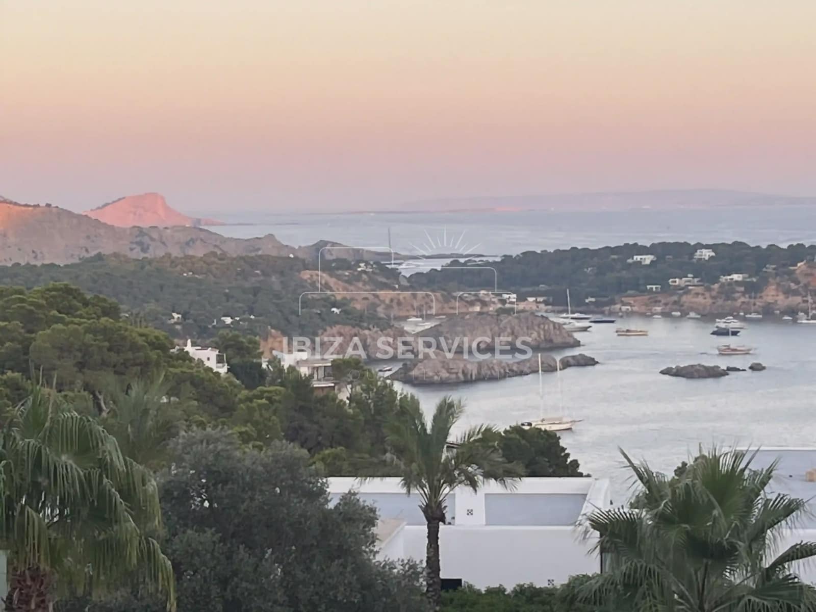 5 slaapkamer Villa voor vakantieverhuur in Es Cubells met zwembad garage - € 10.997 (Ref: 8814314)