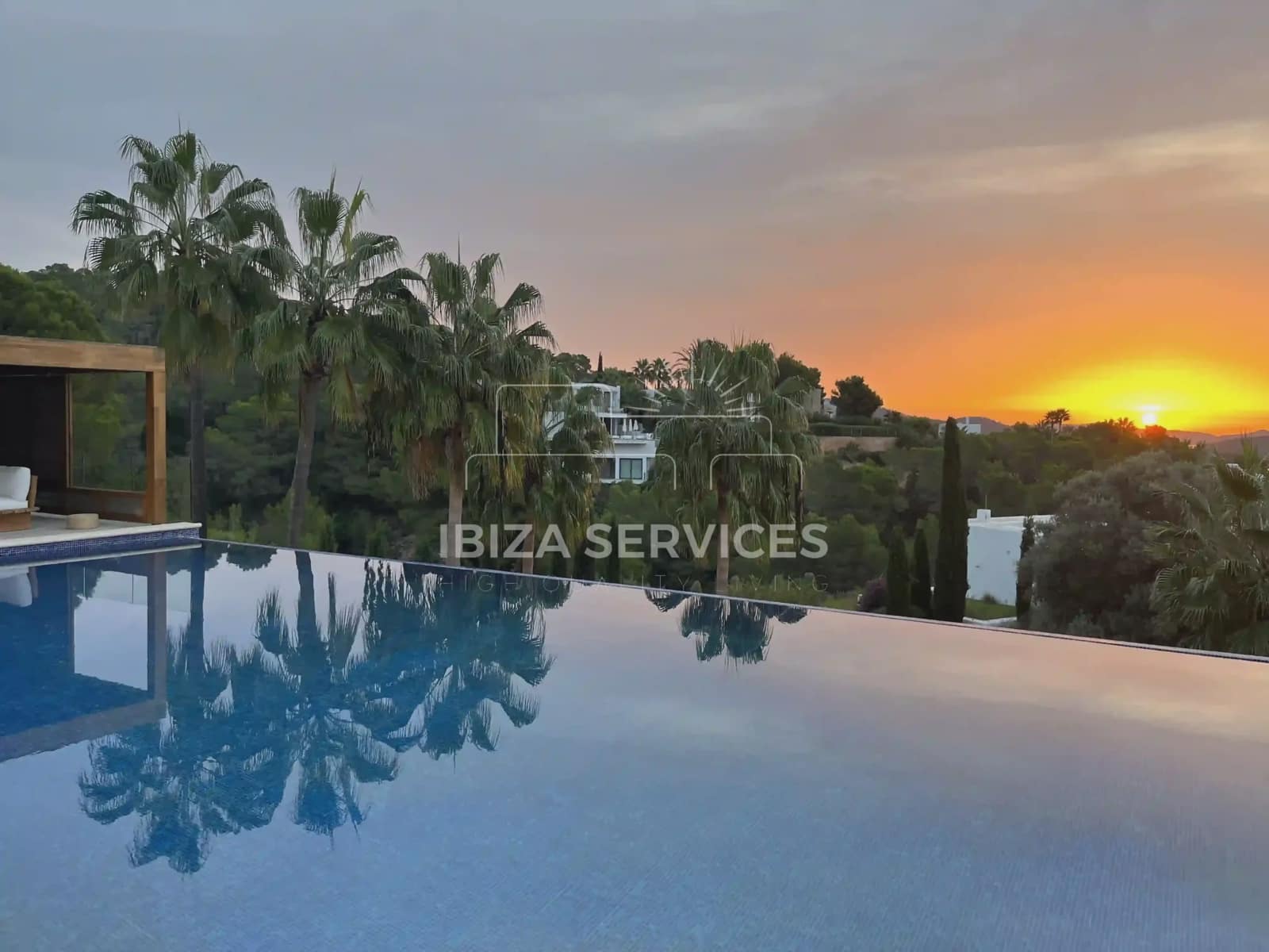 5 slaapkamer Villa voor vakantieverhuur in Es Cubells met zwembad garage - € 10.997 (Ref: 8814314)