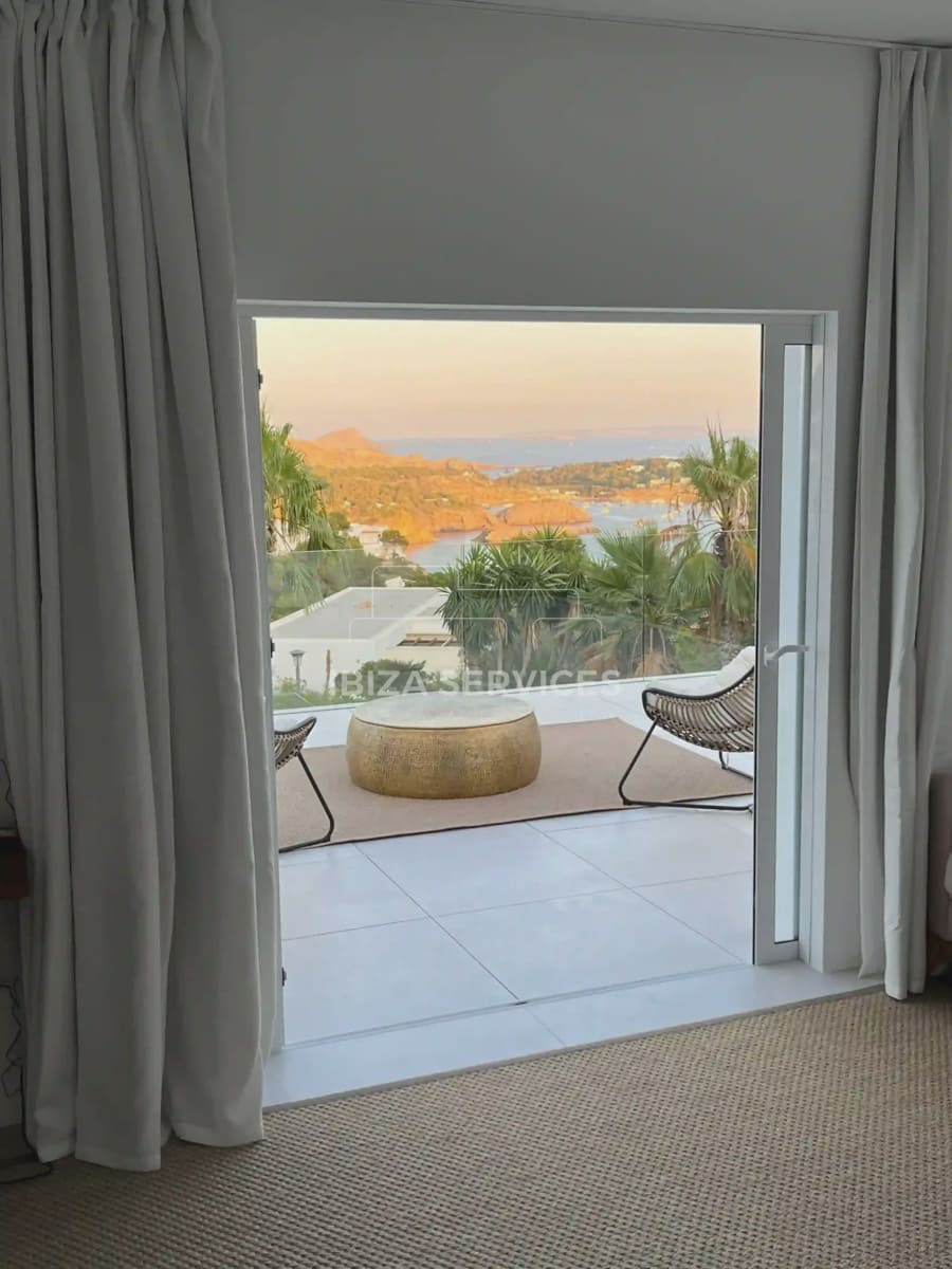 5 slaapkamer Villa voor vakantieverhuur in Es Cubells met zwembad garage - € 10.997 (Ref: 8814314)