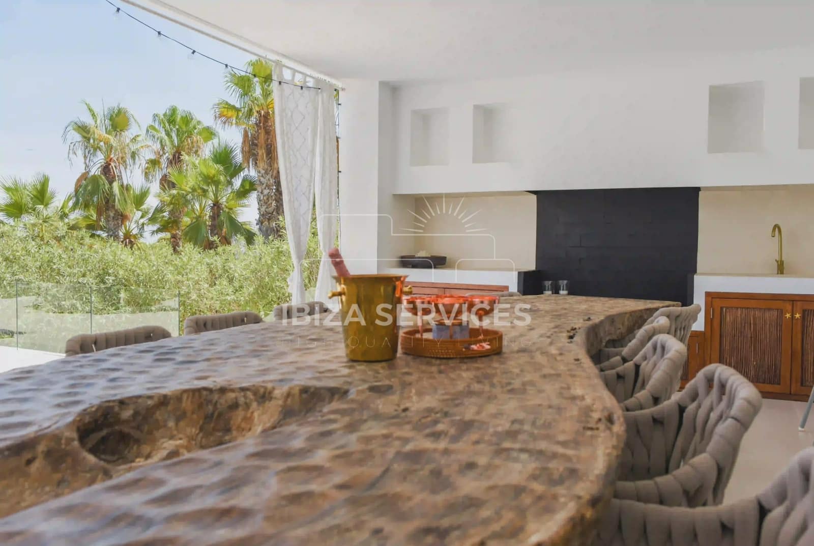 5 slaapkamer Villa voor vakantieverhuur in Es Cubells met zwembad garage - € 10.997 (Ref: 8814314)