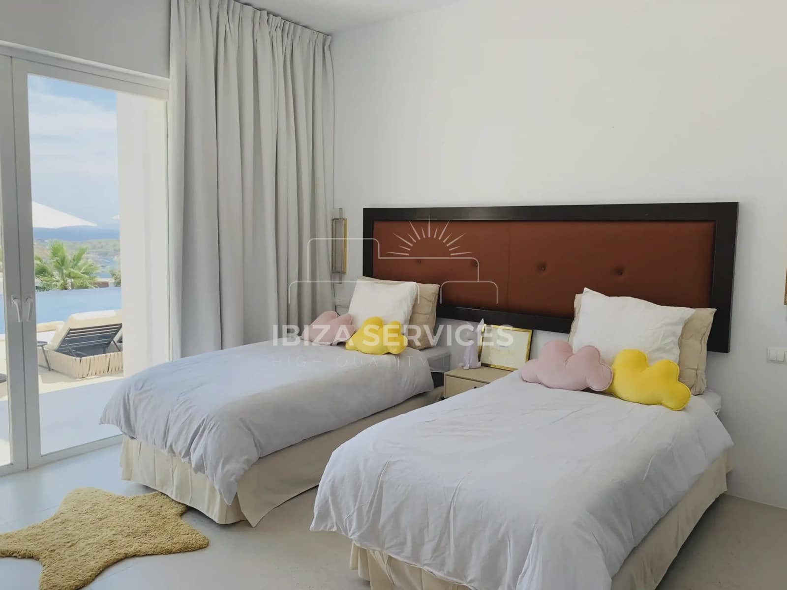 5 slaapkamer Villa voor vakantieverhuur in Es Cubells met zwembad garage - € 10.997 (Ref: 8814314)