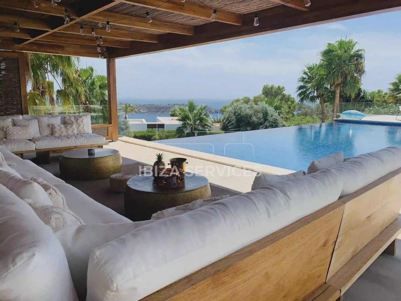 5 slaapkamer Villa voor vakantieverhuur in Es Cubells met zwembad garage - € 10.997 (Ref: 8814314)