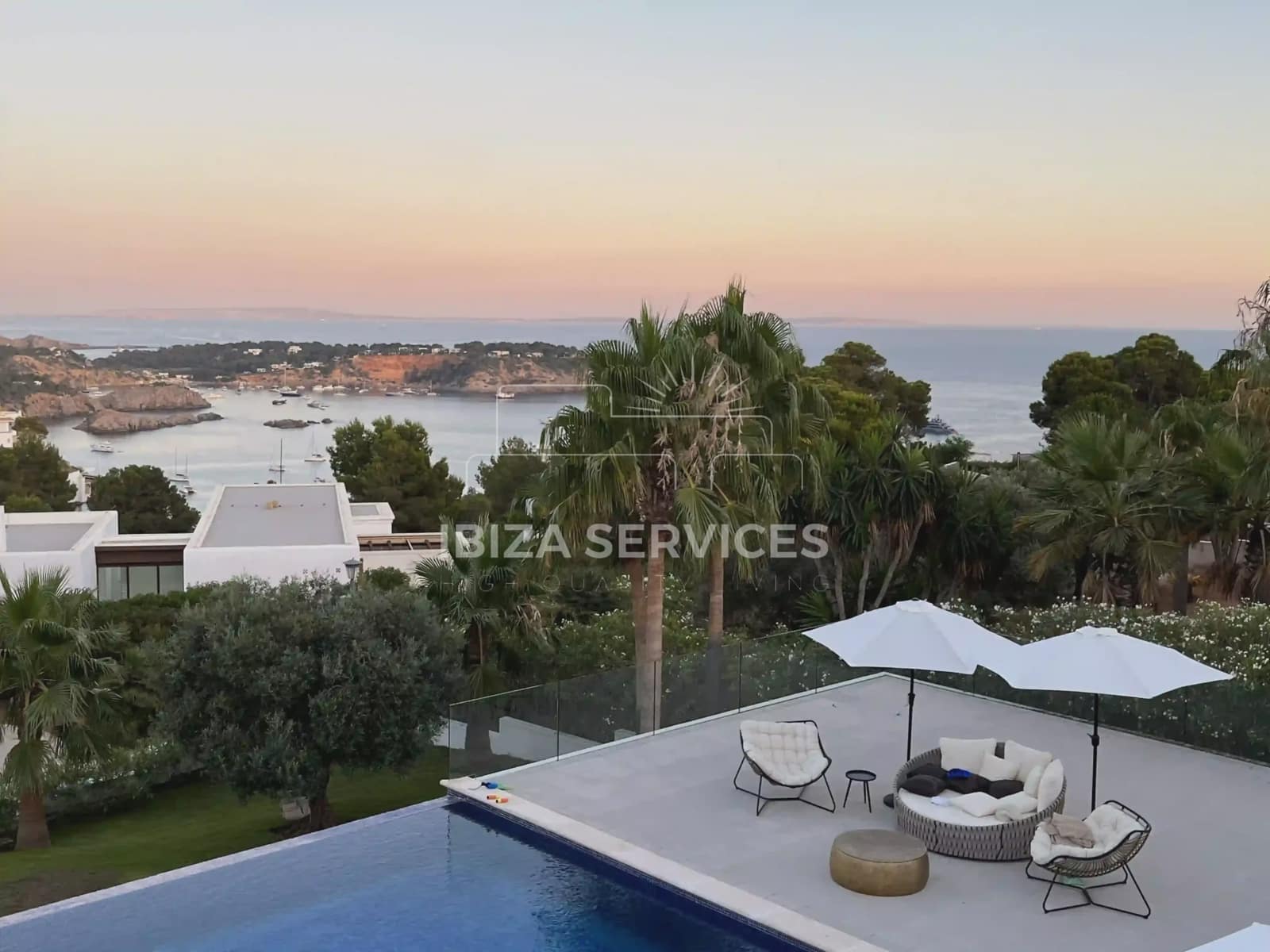 5 slaapkamer Villa voor vakantieverhuur in Es Cubells met zwembad garage - € 10.997 (Ref: 8814314)