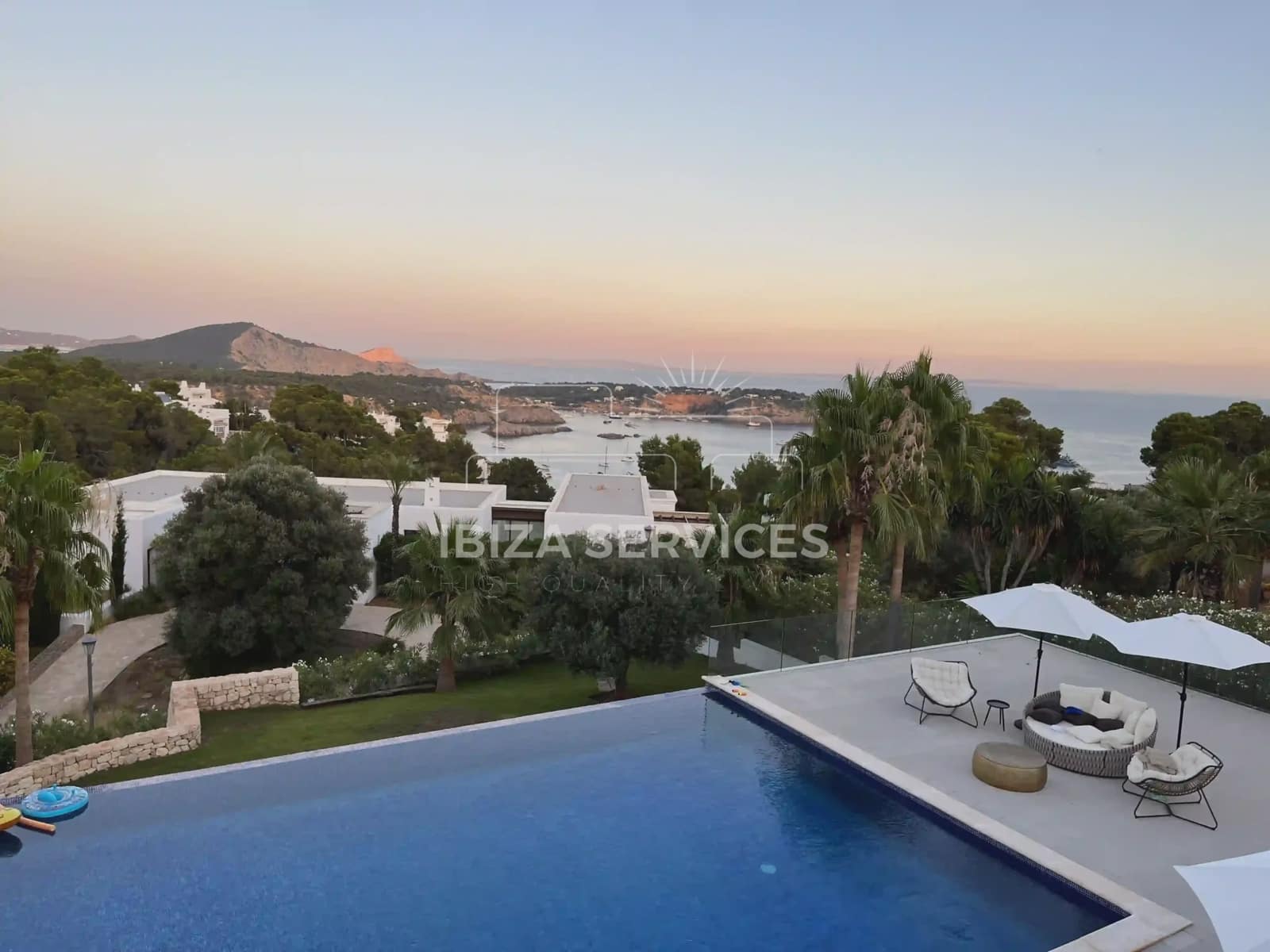 5 slaapkamer Villa voor vakantieverhuur in Es Cubells met zwembad garage - € 10.997 (Ref: 8814314)