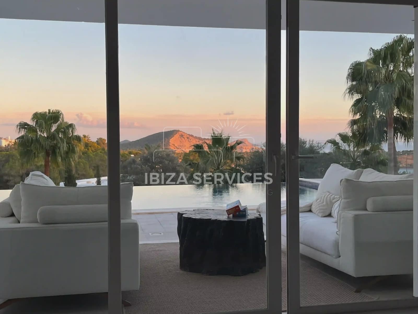 5 slaapkamer Villa voor vakantieverhuur in Es Cubells met zwembad garage - € 10.997 (Ref: 8814314)