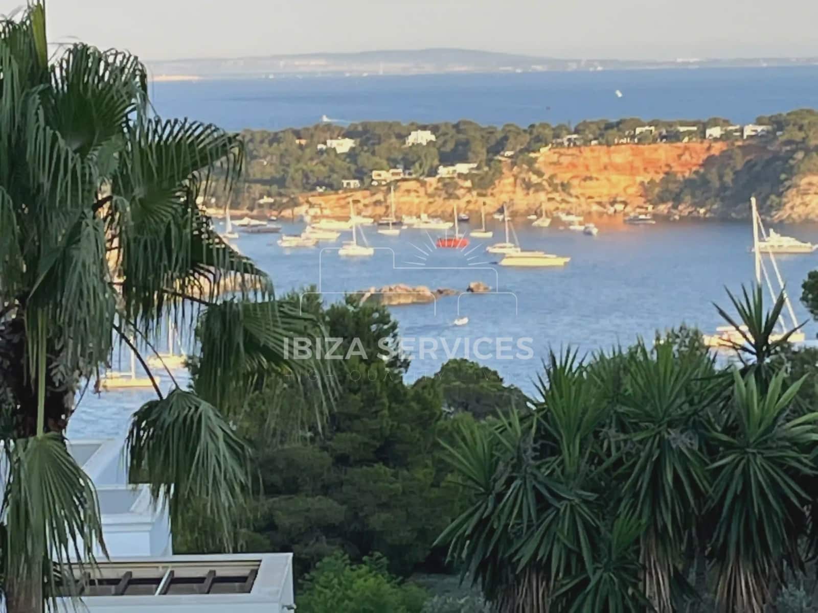 5 slaapkamer Villa voor vakantieverhuur in Es Cubells met zwembad garage - € 10.997 (Ref: 8814314)