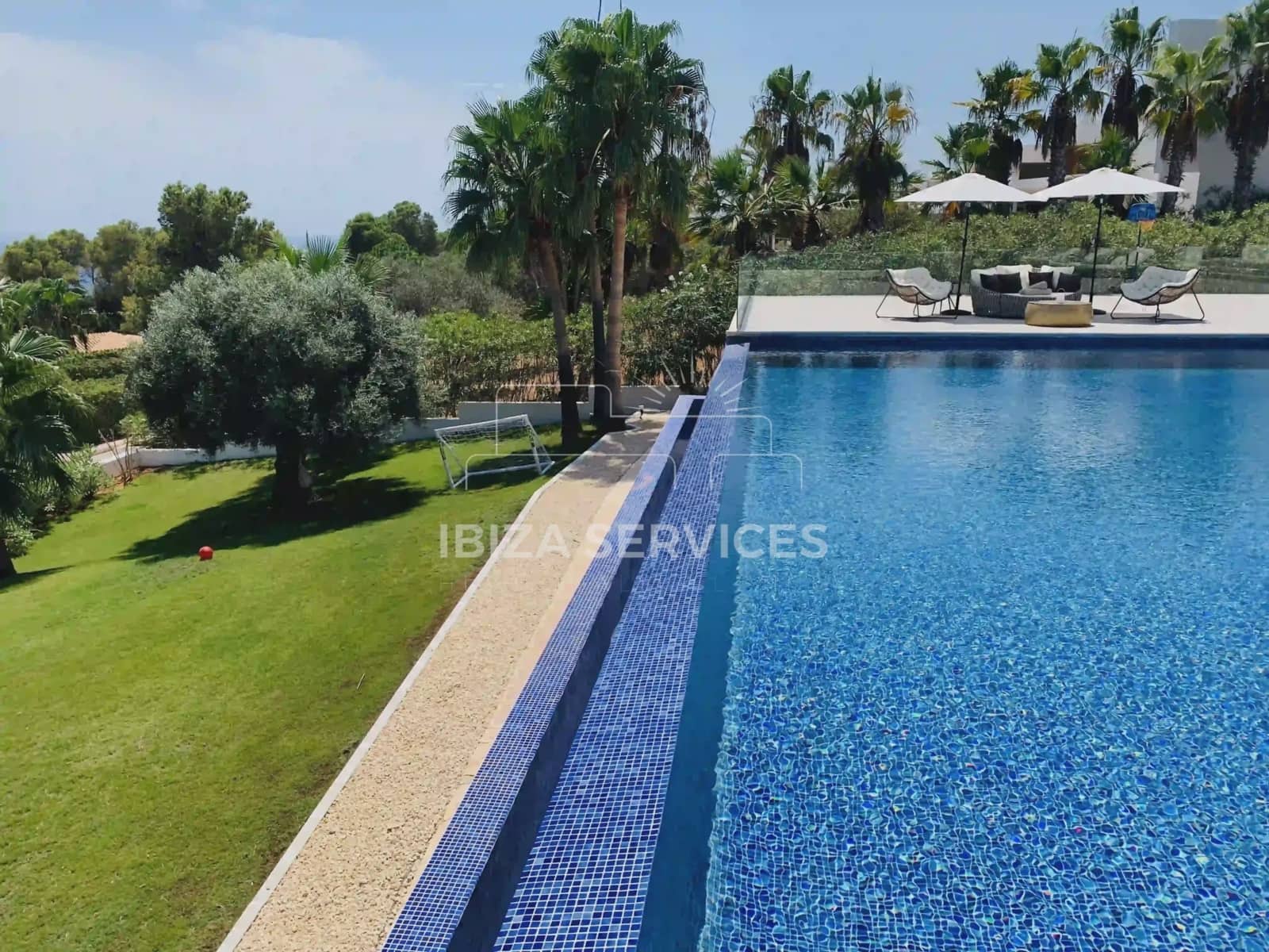 5 slaapkamer Villa voor vakantieverhuur in Es Cubells met zwembad garage - € 10.997 (Ref: 8814314)