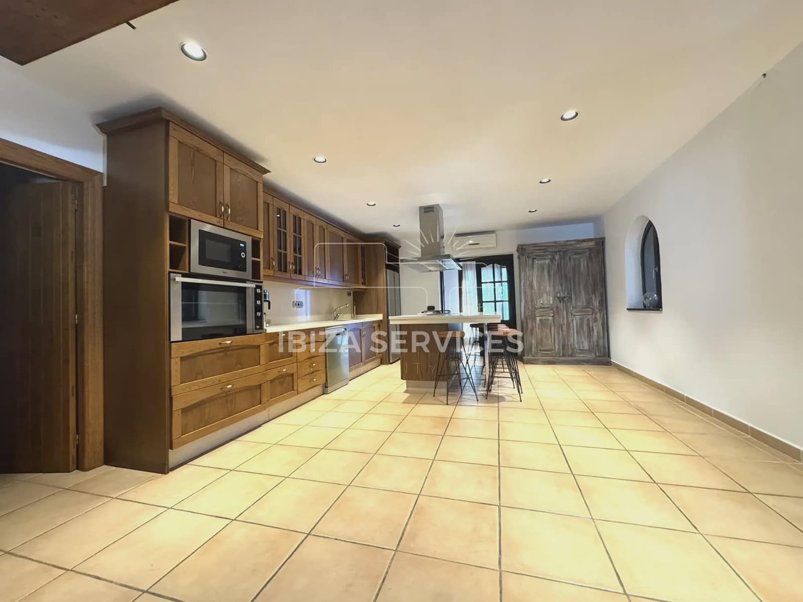 5 bedroom Villa for rent in Sant Jordi de Ses Salines with pool garage - € 7,500 (Ref: 9226034)