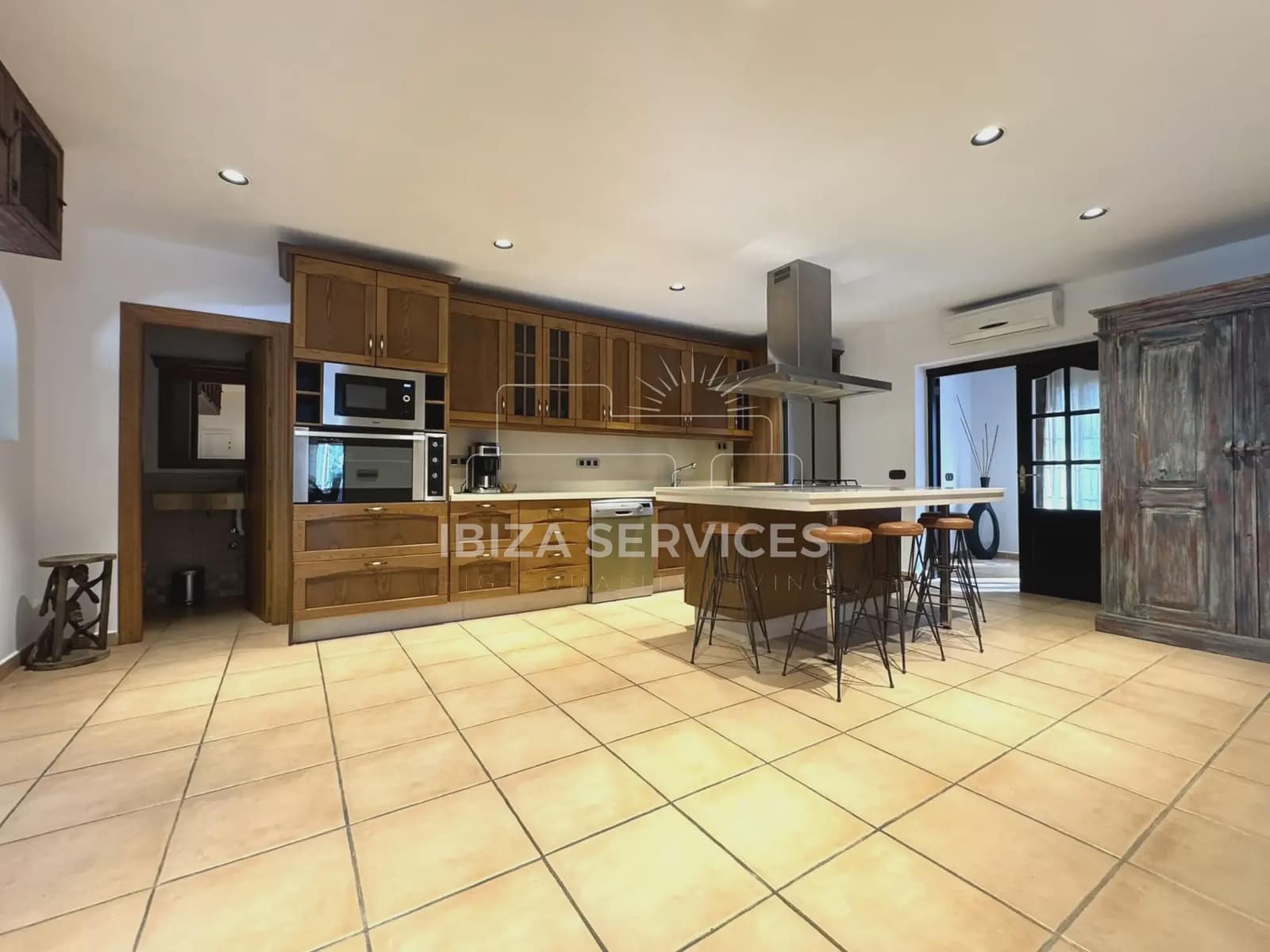 5 bedroom Villa for rent in Sant Jordi de Ses Salines with pool garage - € 7,500 (Ref: 9226034)