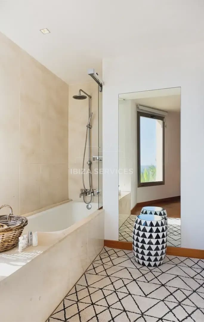 4 soverom Leilighet til leie i Talamanca - € 4 200 (Ref: 9442895)