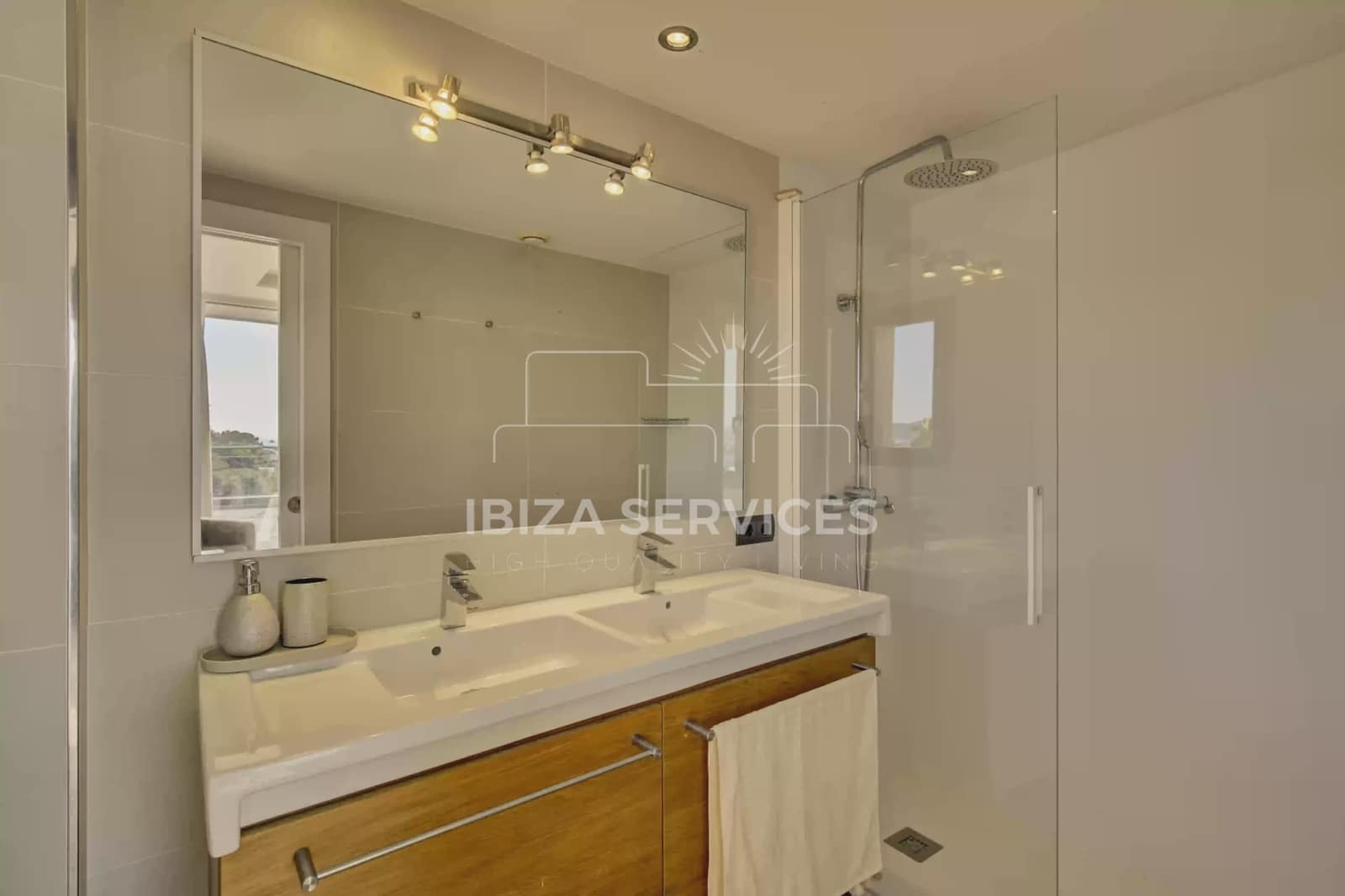 3 slaapkamer Villa voor vakantieverhuur in Talamanca met garage - € 3.752 (Ref: 9547378)