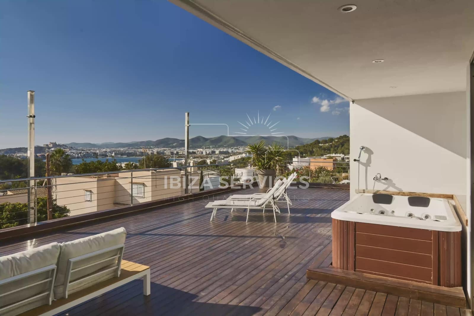 3 slaapkamer Villa voor vakantieverhuur in Talamanca met garage - € 3.752 (Ref: 9547378)