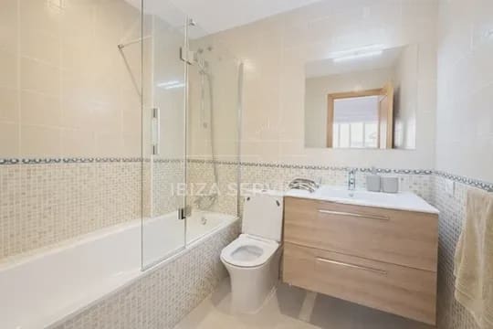 3 soveværelse Lejlighed til leje i Cala d'en Bou, San Jose / Sant Josep de Sa Talaia med garage - € 3.666 (Ref: 9737119)