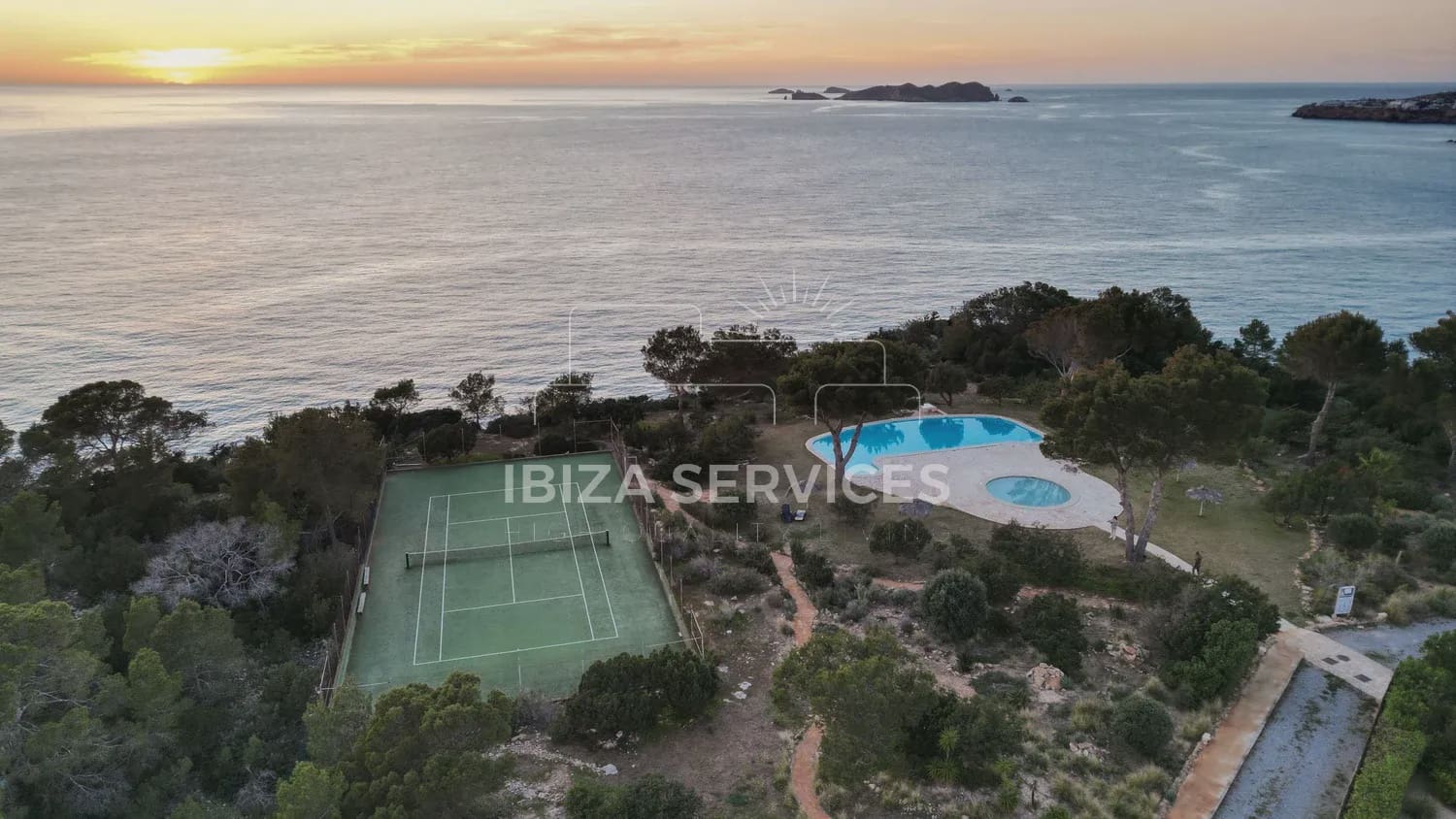 Villa/Maison de 3 chambres à louer à Cala Moli avec piscine garage - 8 800 € (Ref: 9753750)
