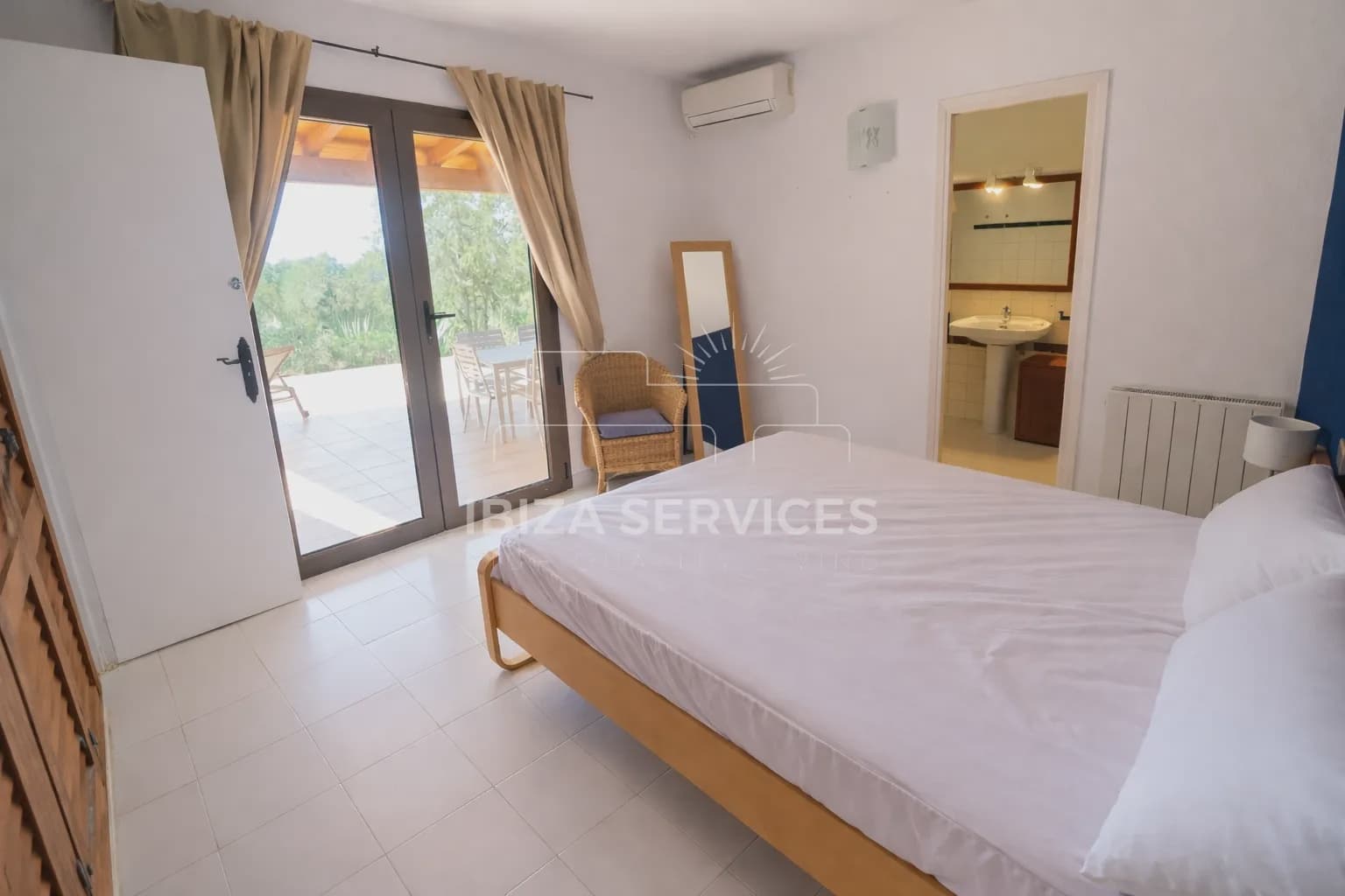 2 sypialnia Apartament do wynajęcia w Cala Tarida z garażem - 2 500 € (Ref: 9783898)