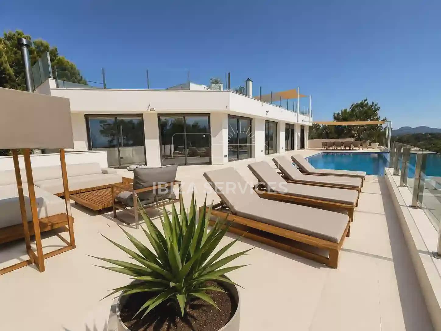 5 bedroom Villa for rent in Cala Salada with pool garage - € 14,000 (Ref: 9834808)