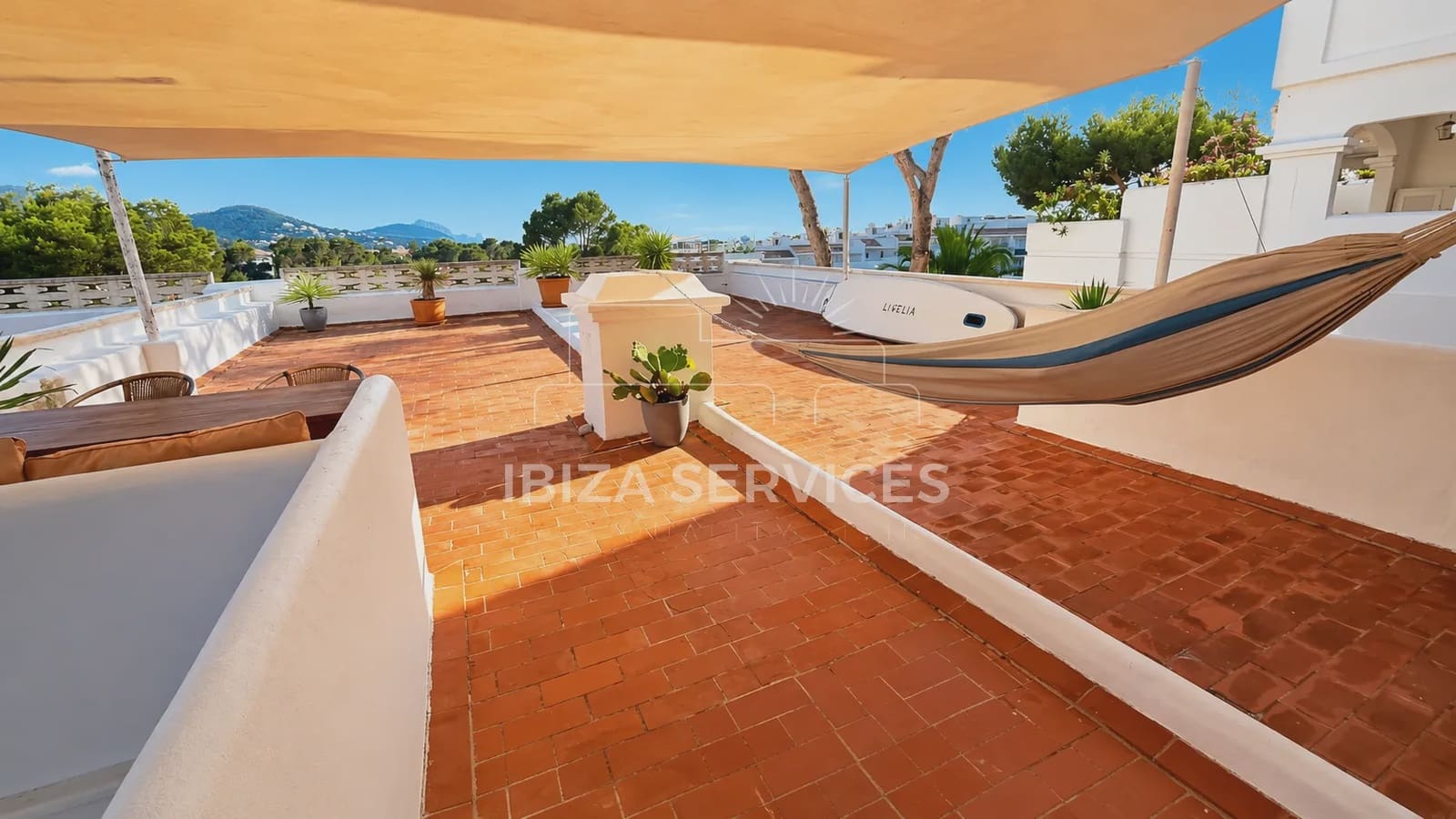 Apartamento de 3 habitaciones en Cala Tarida en venta con piscina - 690.000 € (Ref: 9898466)