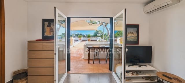 Apartamento de 3 habitaciones en Cala Tarida, San Jose / Sant Josep de Sa Talaia en venta con piscina - 690.000 € (Ref: 9898466)