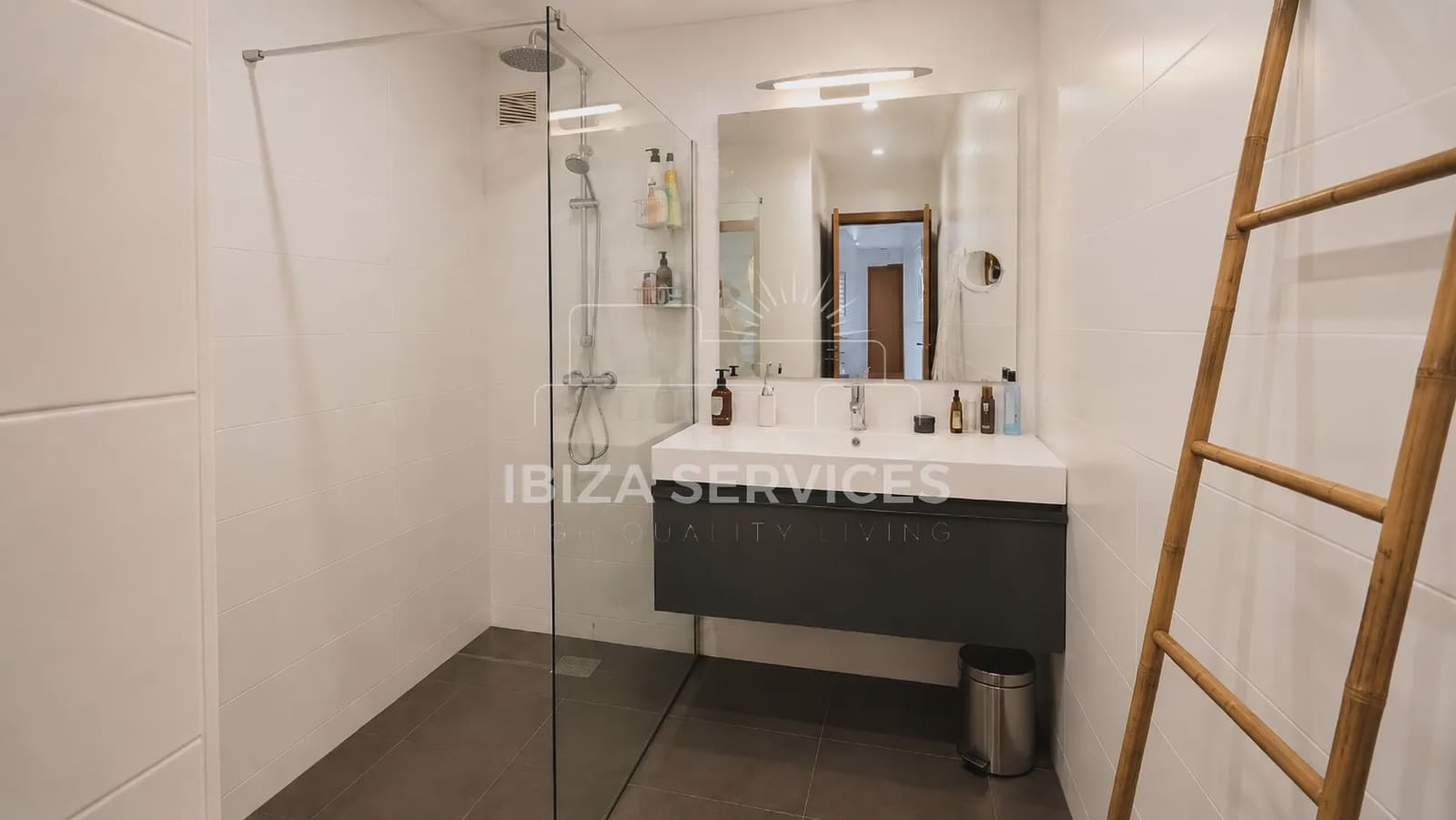 Apartamento de 3 habitaciones en Cala Tarida en venta con piscina - 690.000 € (Ref: 9898466)