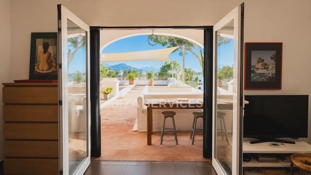 Apartamento de 3 habitaciones en Cala Tarida, San Jose / Sant Josep de Sa Talaia en venta con piscina - 690.000 € (Ref: 9898466)
