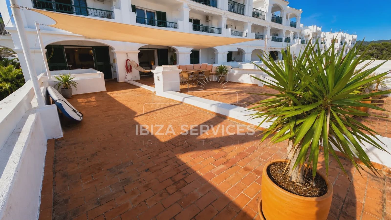 Apartamento de 3 habitaciones en Cala Tarida en venta con piscina - 690.000 € (Ref: 9898466)