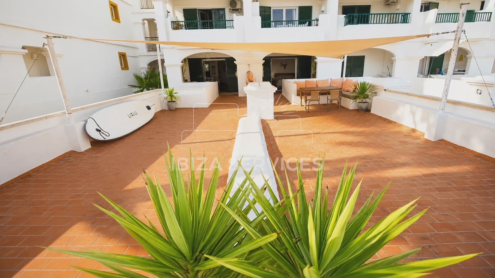 Apartamento de 3 habitaciones en Cala Tarida en venta con piscina - 690.000 € (Ref: 9898466)