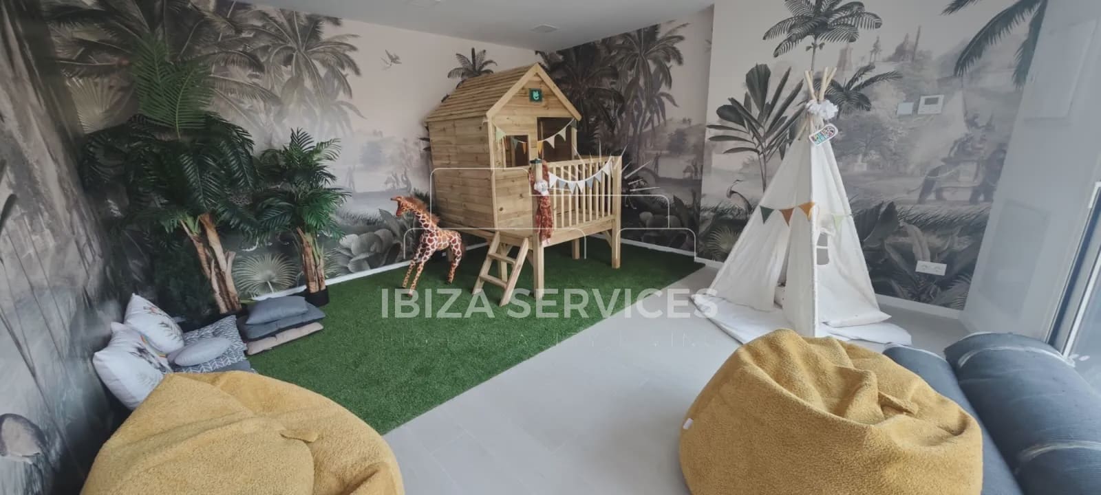 3 bedroom Apartment for rent in Playa d'en Bossa with pool garage - € 3,750 (Ref: 9964521)