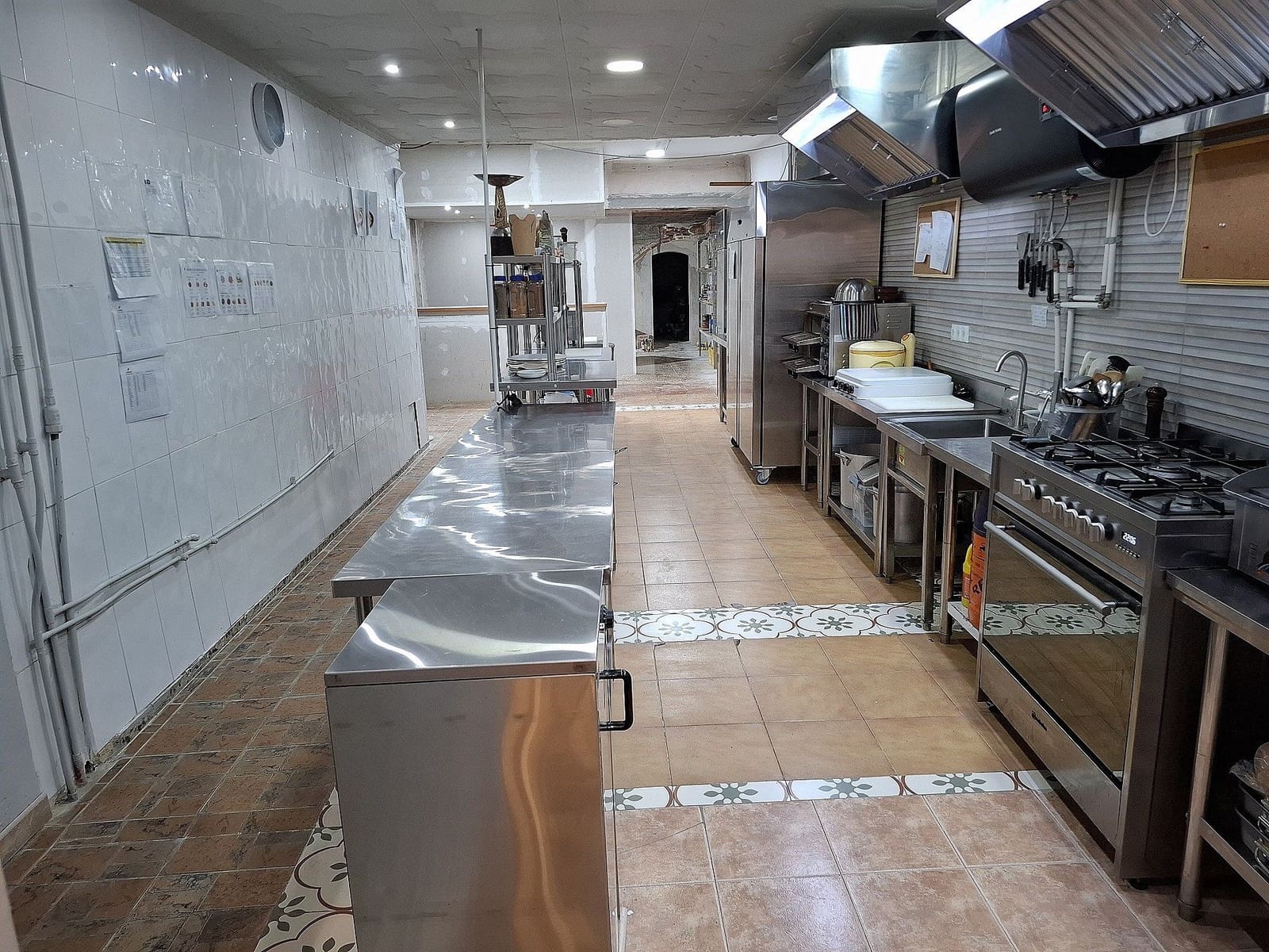 Kommersiell till salu i Pinoso med pool - 60 000 € (Ref: 10022998)