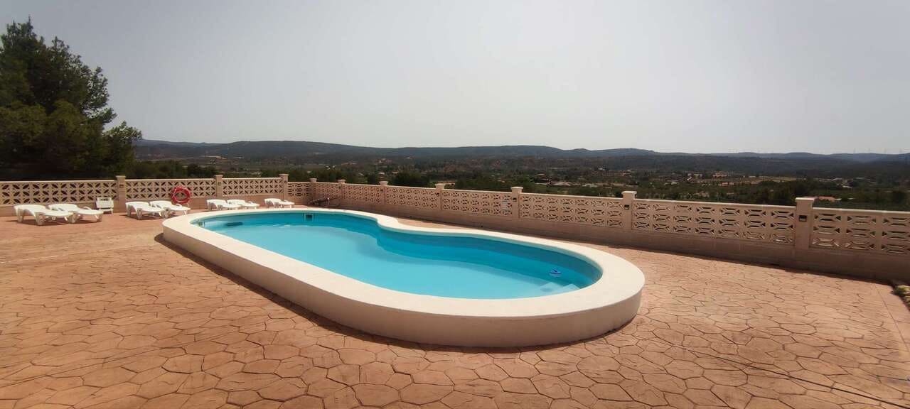 9 bedroom Commercial for sale in Ayora with pool garage - € 549,995 (Ref: 10047653)