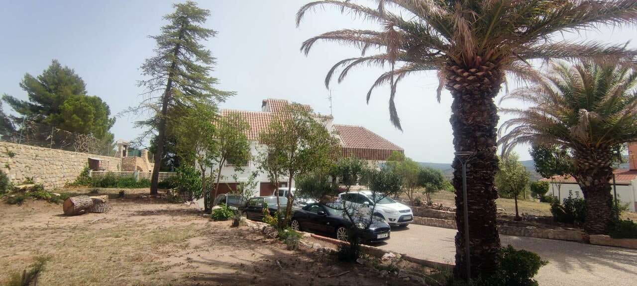 9 bedroom Commercial for sale in Ayora with pool garage - € 549,995 (Ref: 10047653)