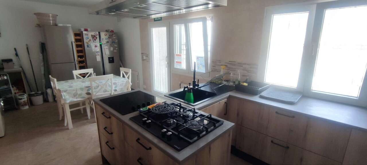 9 bedroom Commercial for sale in Ayora with pool garage - € 549,995 (Ref: 10047653)