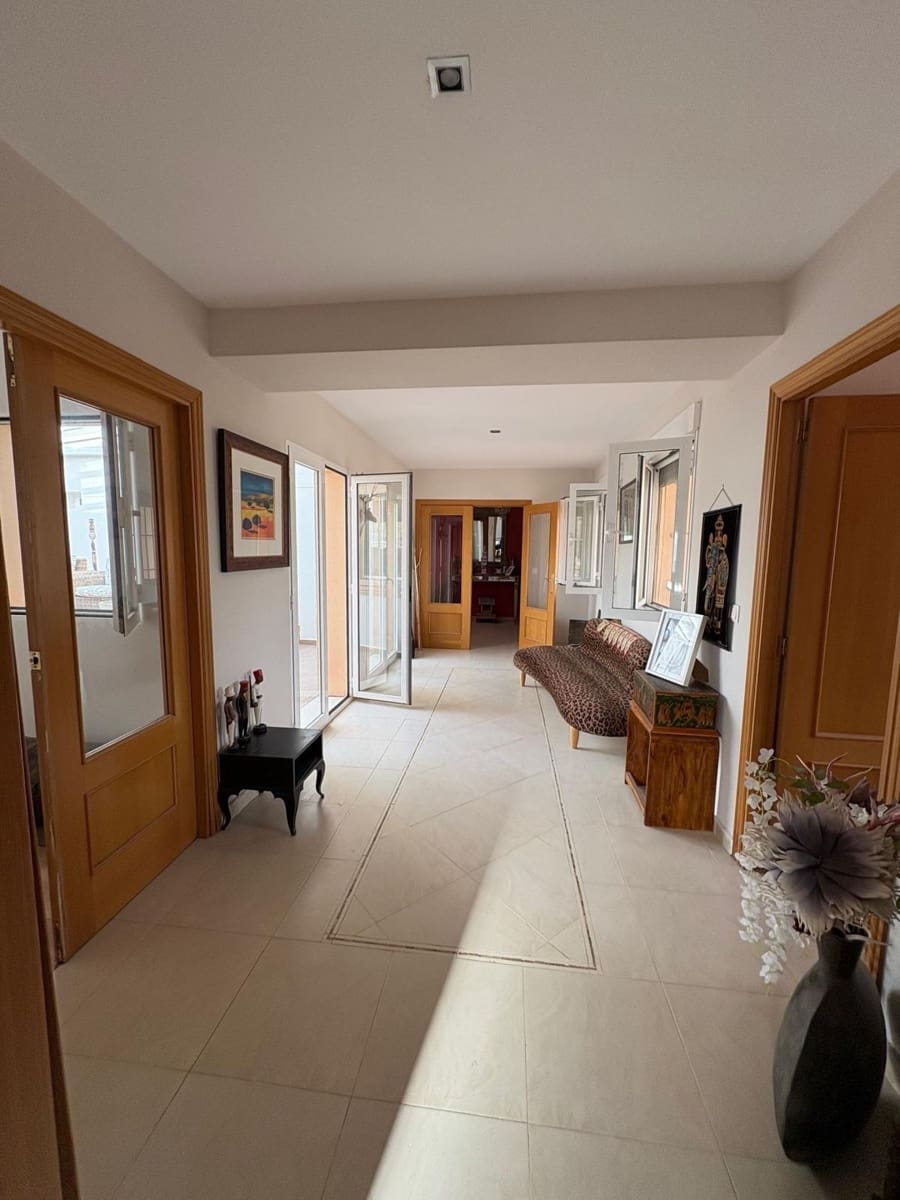 6 bedroom Villa for sale in Pinoso with pool - € 649,995 (Ref: 10049929)