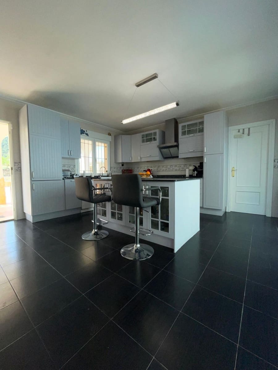 6 bedroom Villa for sale in Pinoso with pool - € 649,995 (Ref: 10049929)