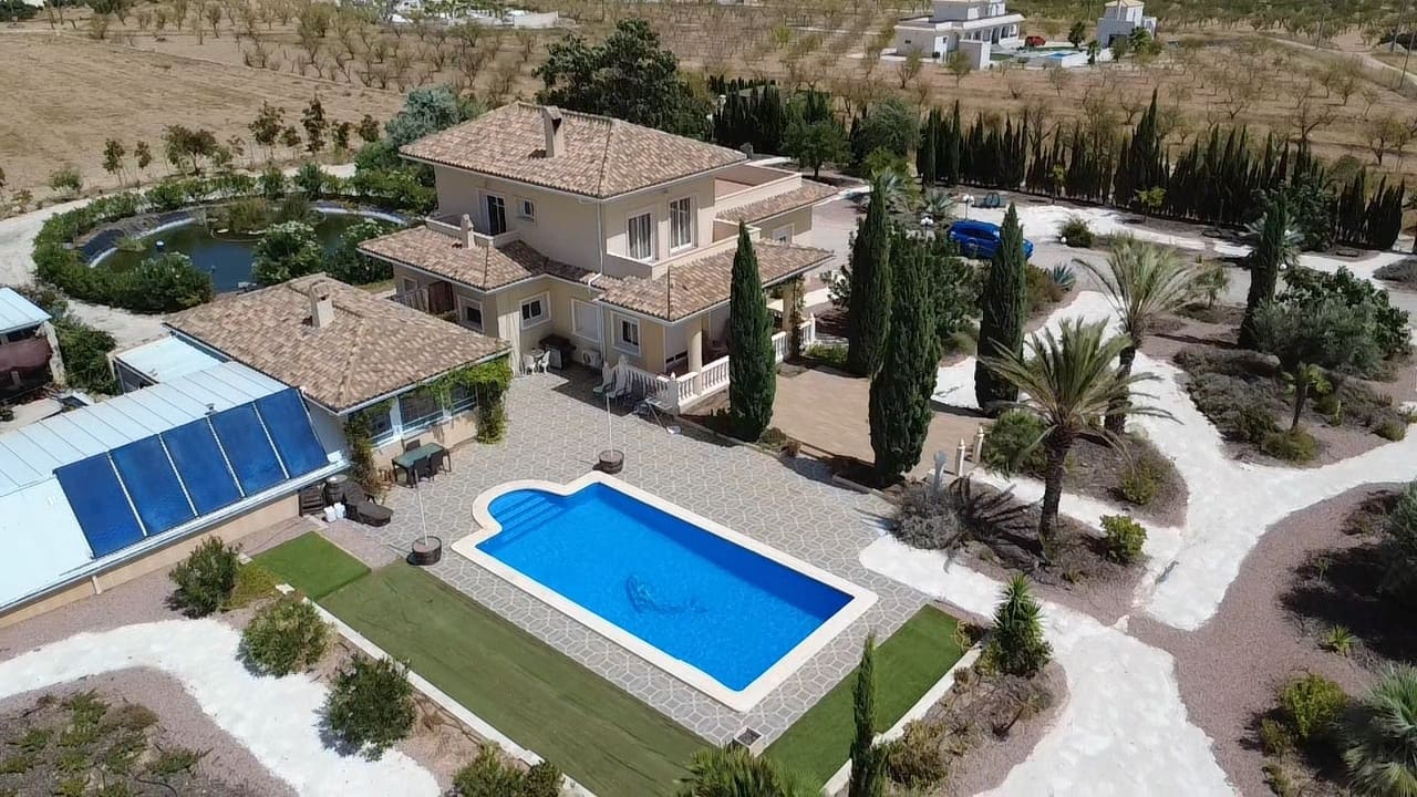 5 soveværelse Villa til salg i Pinoso med swimmingpool garage - € 749.995 (Ref: 10062383)