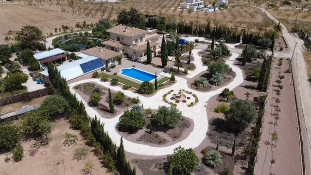 5 soveværelse Villa til salg i Pinoso med swimmingpool garage - € 749.995 (Ref: 10062383)