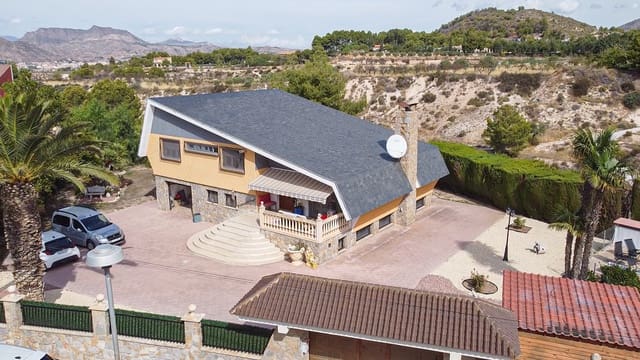 6 Zimmer Villa zu verkaufen in Petrel / Petrer mit Pool Garage - 495.000 € (Ref: 10114450)
