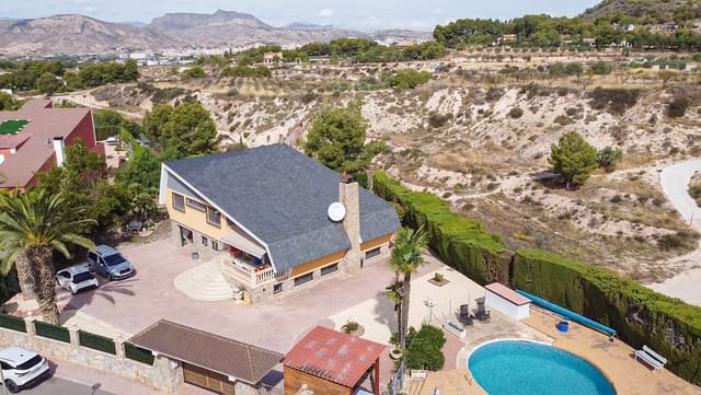 6 Zimmer Villa zu verkaufen in Petrel / Petrer mit Pool Garage - 495.000 € (Ref: 10114450)