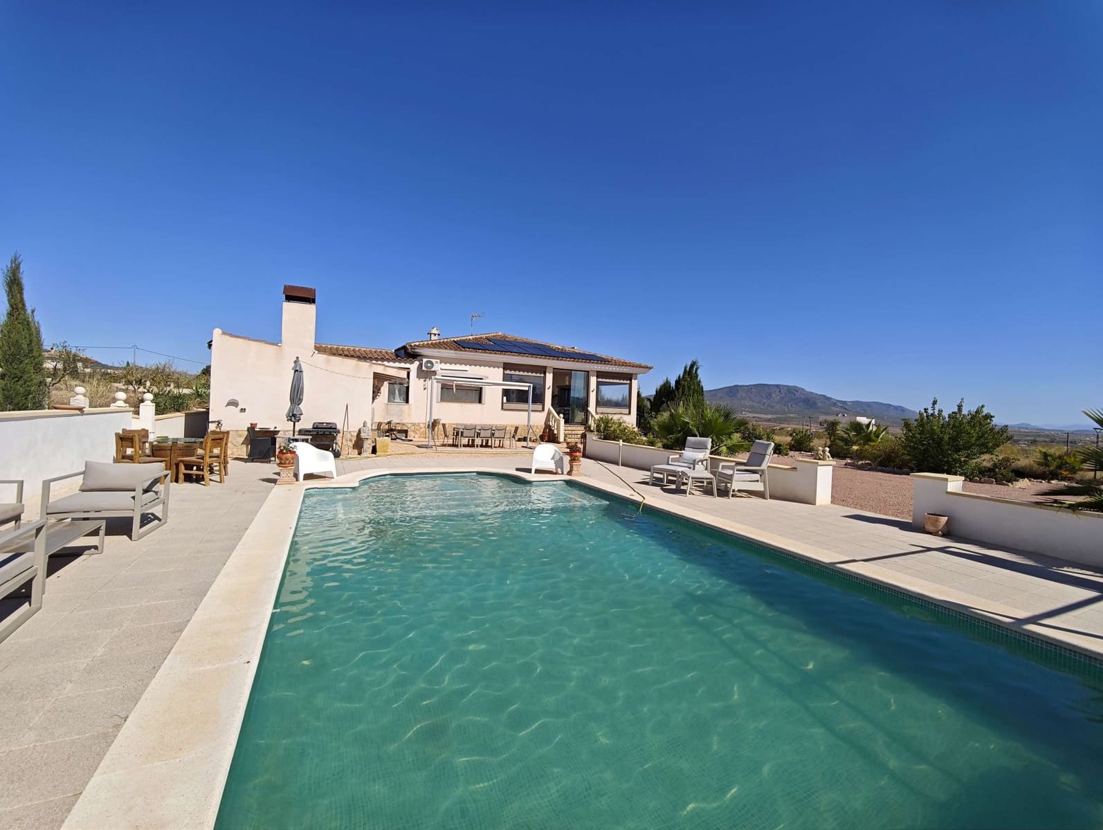 Chalet de 4 habitaciones en Pinoso en venta con piscina garaje - 499.995 € (Ref: 10120315)
