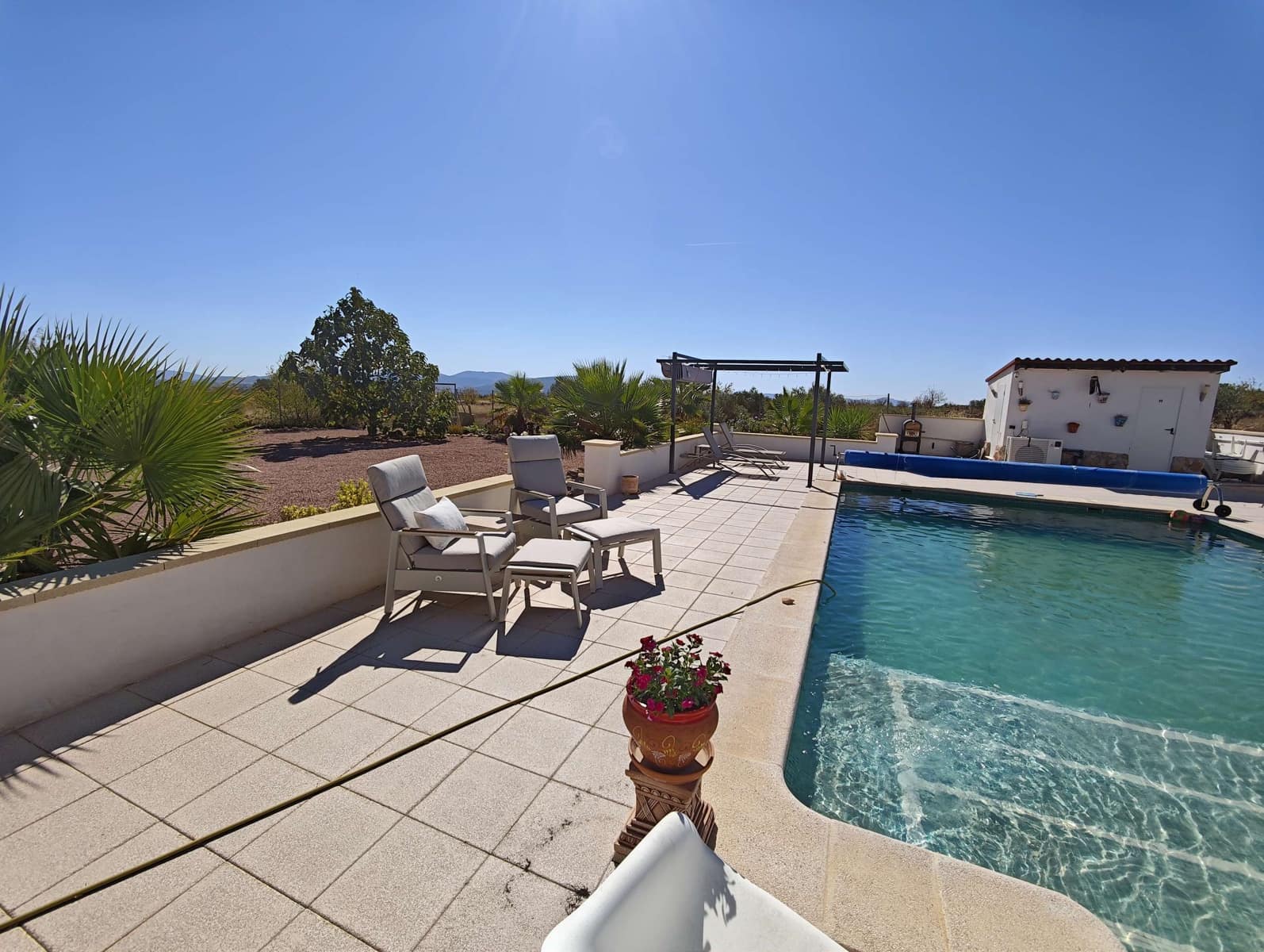 Chalet de 4 habitaciones en Pinoso en venta con piscina garaje - 499.995 € (Ref: 10120315)