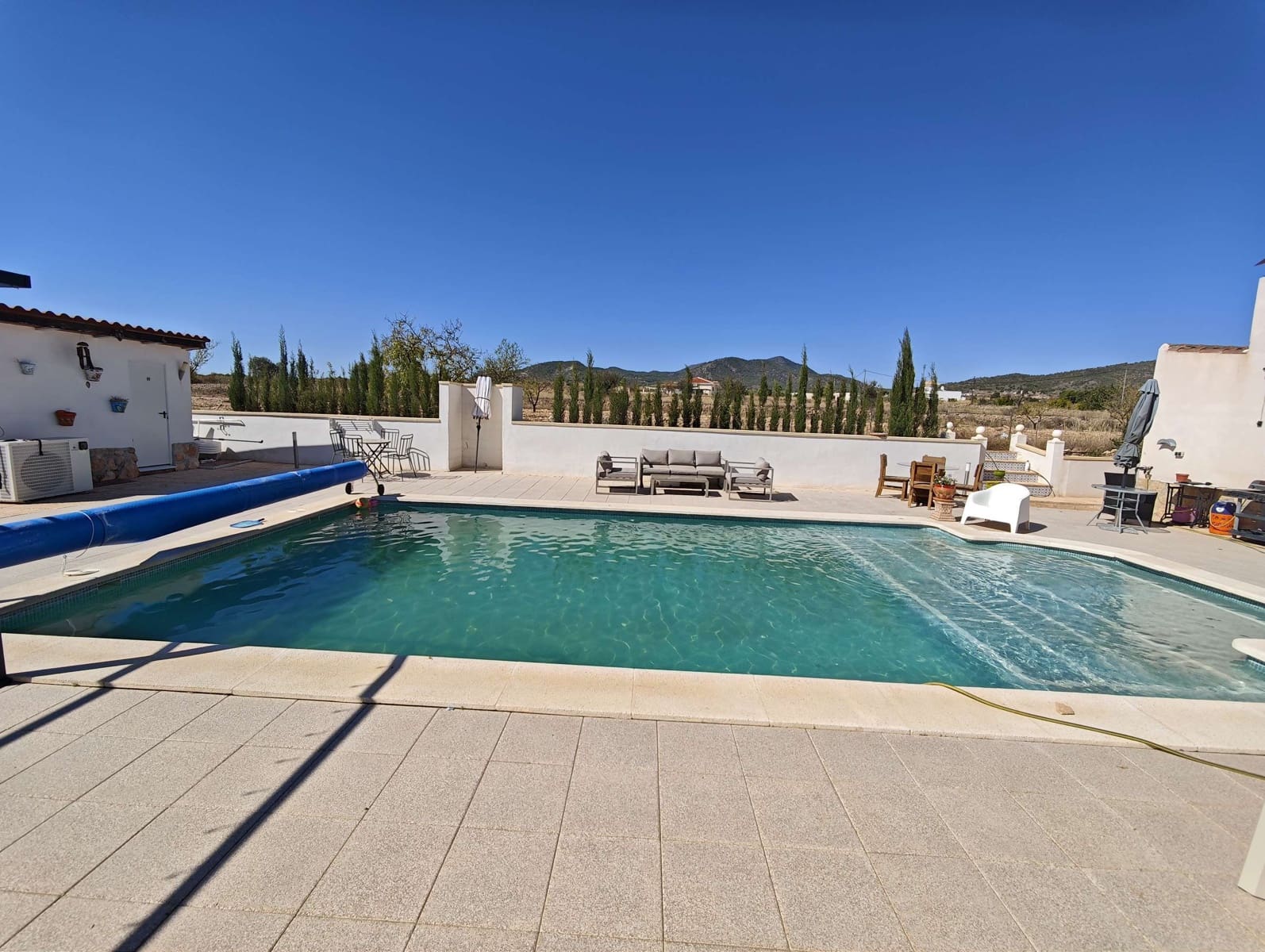 Chalet de 4 habitaciones en Pinoso en venta con piscina garaje - 499.995 € (Ref: 10120315)