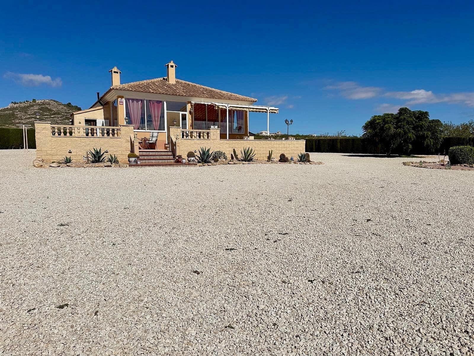 4 bedroom Villa for sale in Pinoso with pool garage - € 365,000 (Ref: 10154587)