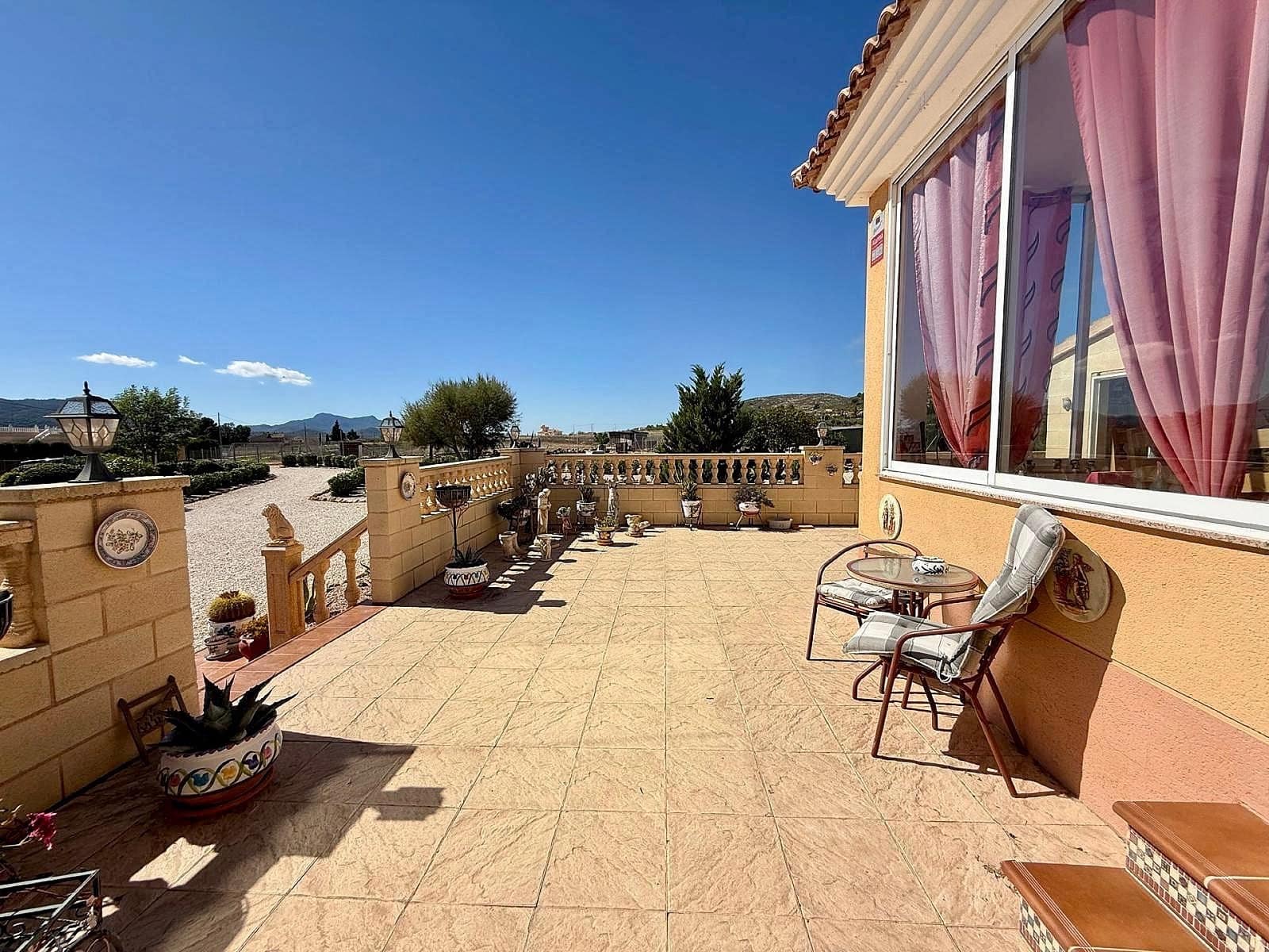 4 bedroom Villa for sale in Pinoso with pool garage - € 365,000 (Ref: 10154587)