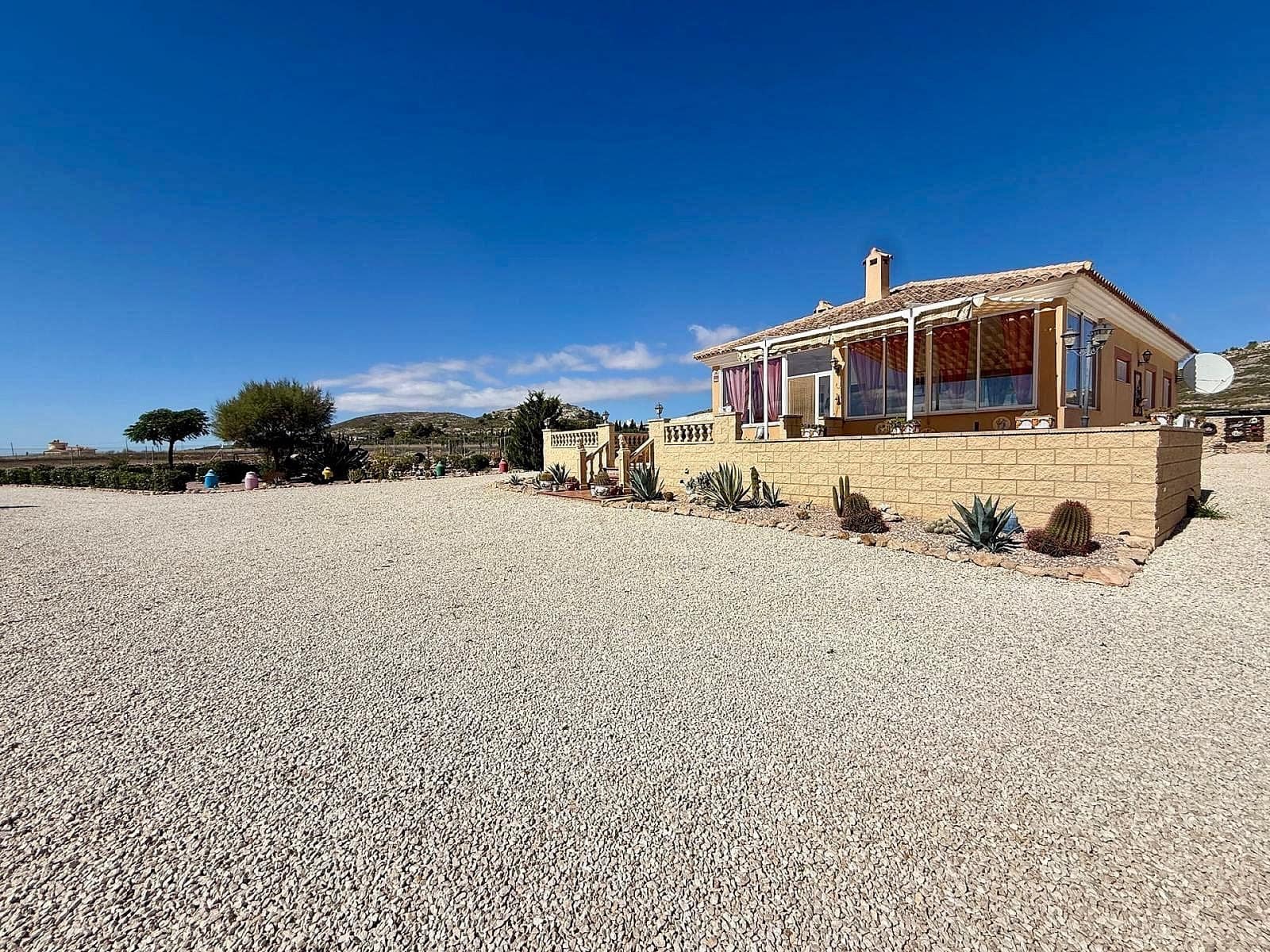 4 bedroom Villa for sale in Pinoso with pool garage - € 365,000 (Ref: 10154587)
